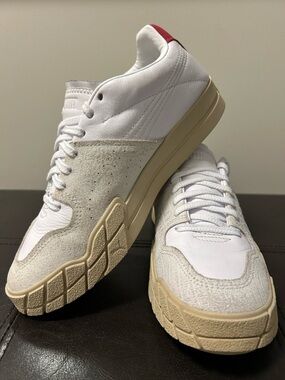 Women’s Leather Puma sneakers Size 8